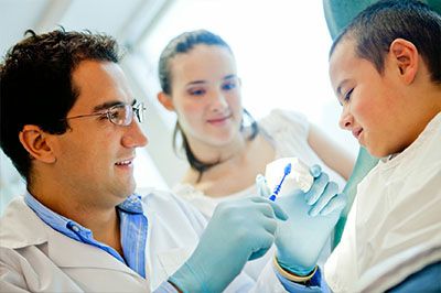 Clínica Dental Dra. Clara I. Ramos Testón Atendiendo a un niño
